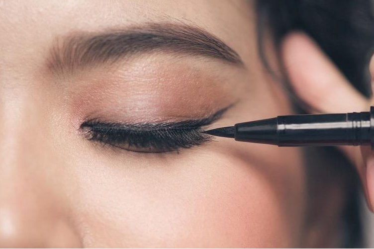 ویژگی بهترین خط چشم برای چشمهای حساس